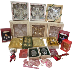 lot 414 image: Holiday Ornament Selection