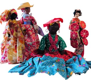 lot 104 image: Variety of Vintage Ethnic Dolls