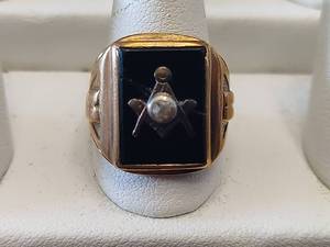 lot 2 image: 10K & Onyx Masonic Mens Ring