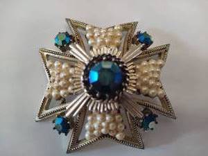 lot 5 image: Coro Maltese Cross BroochPendant