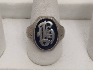 lot 18 image: 14K Old English G Mens Ring