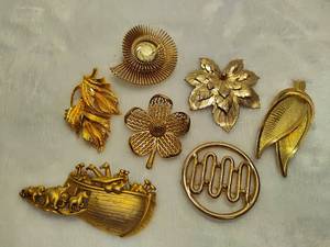 lot 30 image: Lot of Asst Gold Tone Brooches