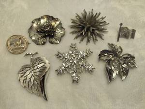 lot 31 image: Lot of Silver Tone Brooches