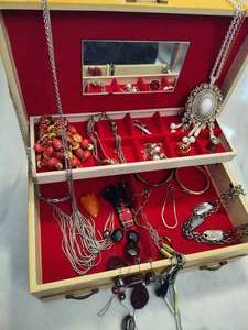 lot 47 image: Jewelry Box wAsst Costume Jewelry
