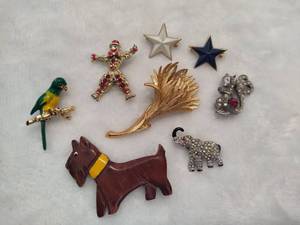 lot 44 image: Large Lot of Assorted BroochesPins