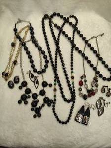 lot 61 image: Assorted Costume NecklacesEarrings