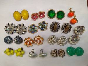 lot 63 image: Vintage Clip On Earrings