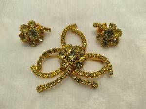 lot 70 image: Rhinestone Three-Leaf Clover & Matching Clip Earrings