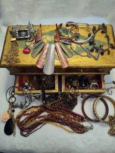 lot 89 image: Jewelry Box wAssorted Costume Jewelry