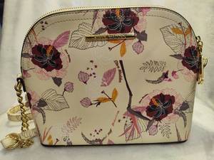 lot 122 image: Steve Madden Cream Floral Cross Body Purse
