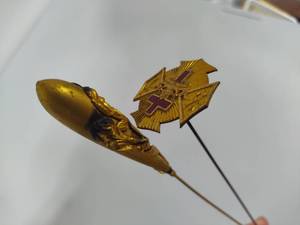 lot 121 image: Long Hat Pins