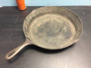 lot 122 image: Vintage Lodge Cast Iron 3-Notch Skillet - 10SK