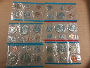 lot 172 image: Uncirculated U.S. Coins - Mint Sets - 1971-72-74-76