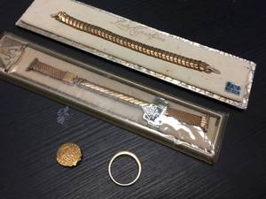 lot 235 image: Vintage Gold Related Jewelry Items