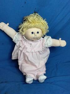 lot 19 image: Cabbage Patch Doll