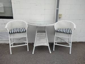 lot 8 image: Wicker Patio Set