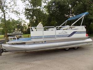1999 Northwoods 20′ Pontoon Boat