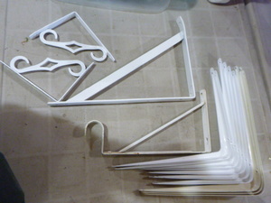 lot 25 image: Shelf Brackets