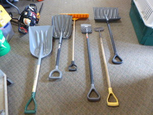 lot 49 image: Shovels and Ice Chippers