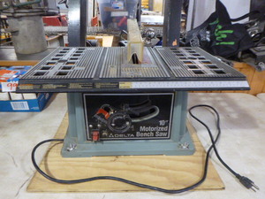 lot 105 image: Delta 10 Motorized Bench Saw