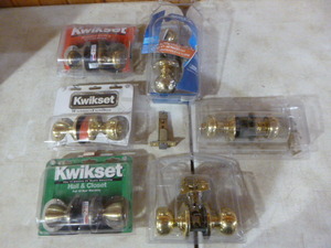 lot 113 image: 6 Door Knob Sets