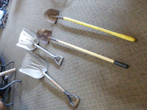 lot 118 image: 4 Shovels