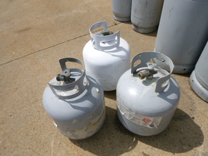 lot 203 image: 3 LP 20 Gallon Tanks