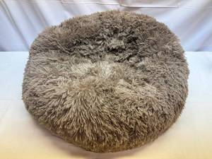 lot 44 image: New Fluffy Round Pet Bed-See Photo for Size