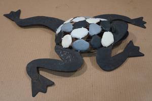 lot 163 image: Metal Tree Frog Lawn Dcor
