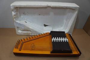 lot 171 image: Vintage Oscar Schmidt Auto Harp Silvertone Model 797-25749
