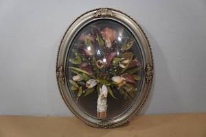 lot 175 image: Ornate Bubble Dome Glass Oval Picture Frame
