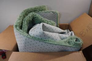 lot 40 image: Plush Area Rug - 8x10 - Green