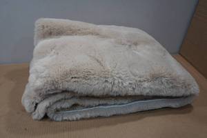 lot 41 image: Soft Faux Fur Throw Rug - 6x2