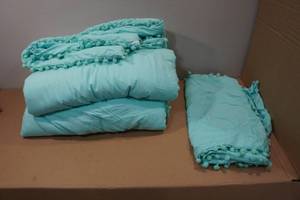 lot 42 image: King Comforter with 2 Pillowcases - Teal