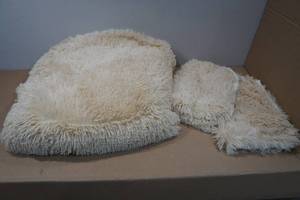 lot 47 image: Chovy Soft Faux Fur Queen Duvet with Matching Pillowcases