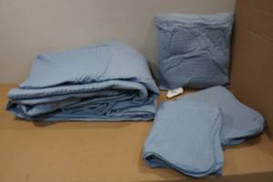 lot 48 image: King Quilt with 2 Pillowcases and Throw Pillow - Blue
