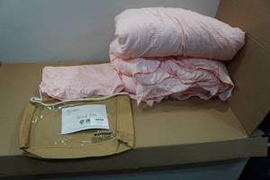 lot 76 image: Janzaa Twin Vintage Style Comforter Set - Blanket & Pillowcase - Pink