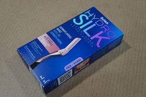 lot 78 image: Schick Hydro Silk Dermaplaning Wand