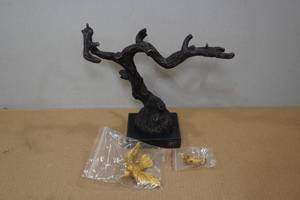 lot 80 image: Desk Top Abstract Art Figurine