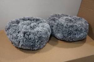 lot 82 image: 2 Small Pet Plush Beds