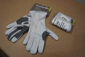lot 102 image: 2 Blackfish Guide Shade Gloves - Large