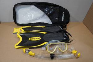 lot 134 image: Cressi Adult Rondine Palau Fin Snorkel Set - Fin Size XSS