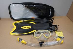 lot 135 image: Cressi Adult Rondine Palau Fin Snorkel Set - Fin Size SM
