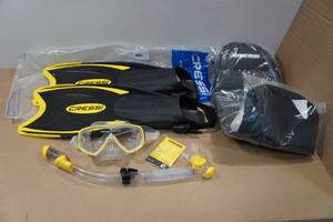 lot 136 image: Cressi Adult Rondine Palau Fin Snorkel Set - Fin Size LXL