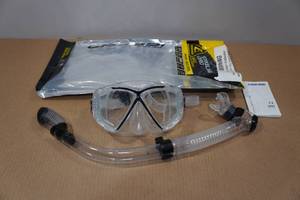 lot 138 image: Cressi Pano 4 Snorkel Set