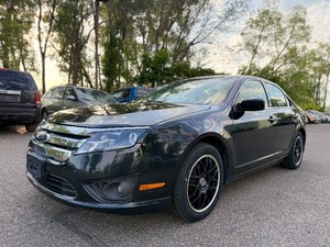 lot 19 image: 2010 FORD FUSION SE Aftermarket Rims (NO RESERVE)