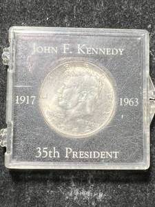 lot 09 image: 1964 US KENNEDY HALF DOLLAR IN CASE