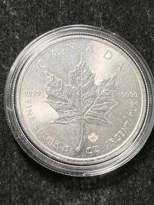 lot 12 image: 2015 CANADIAN MAPLE LEAF 1 TROY OZ .9999 FINE SILVER IN AIRTITE