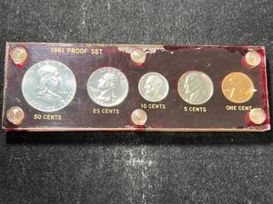 lot 53 image: 1961 US PROOF SET IN HARDCOVER CASE