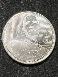 lot 61 image: 1 TROY OZ .999 FINE SILVER BARACK OBAMA ROUND